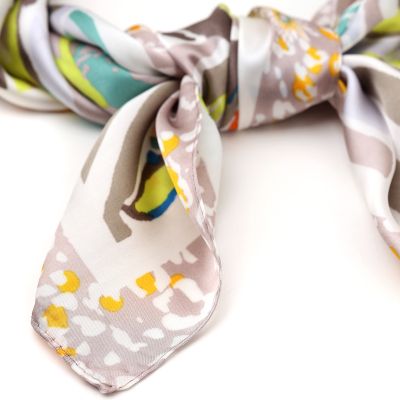 Small women's square scarf HatYou | 70x70 cm | Floral motif in beige