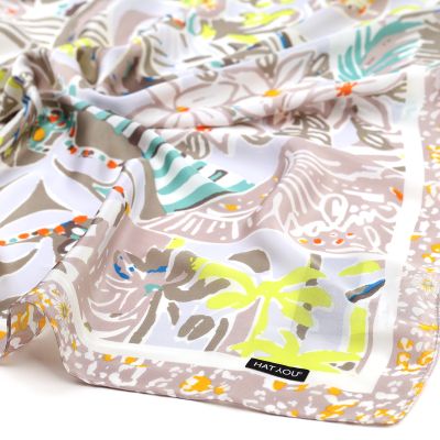 Small women's square scarf HatYou | 70x70 cm | Floral motif in beige